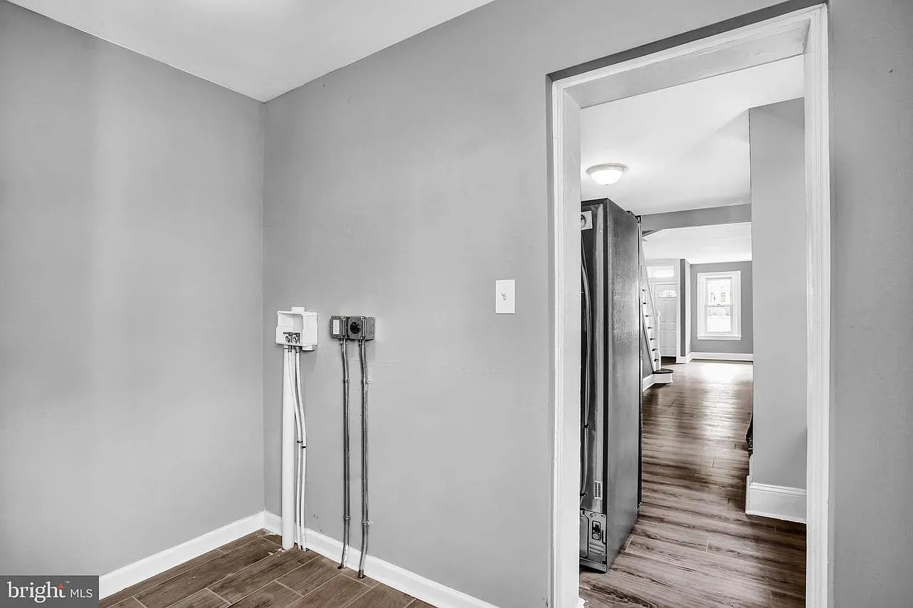 1611 Howland St — Photo 3