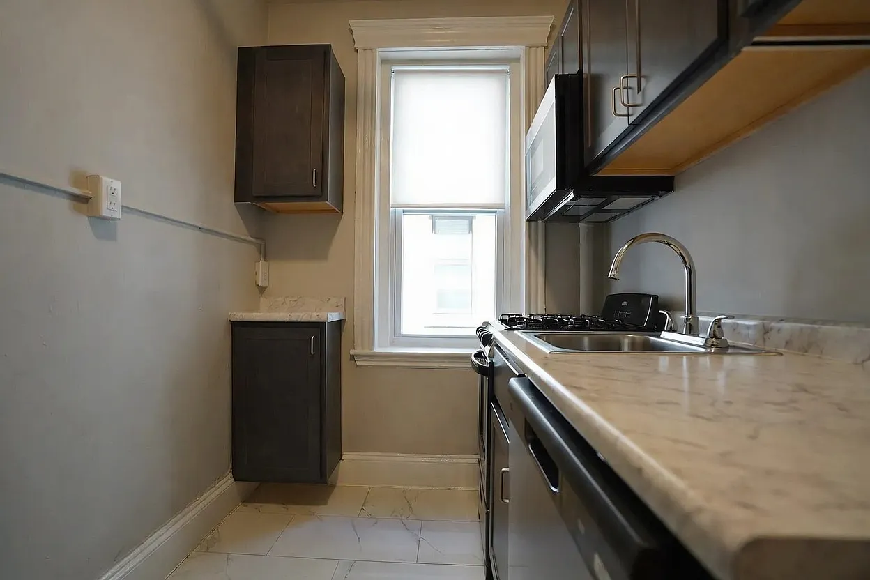 368 Riverway Apartments — Photo 4