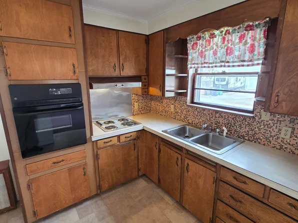  205 Pawtuxet Ave 1stFlr 2B/1B DoubleParlor LaundryHook-Ups Prkg NOPet, 205 Pawtuxet Ave #1, Warwick, RI 02888