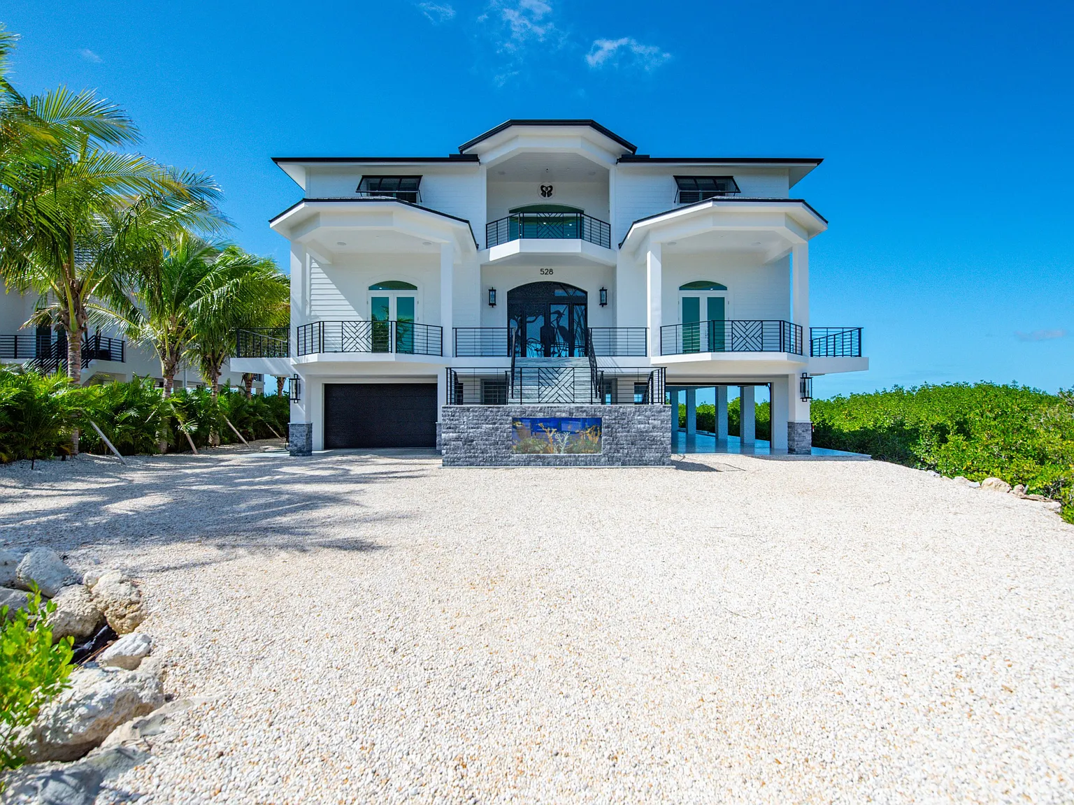 6 bed, 6888 sqft, $50,000 — Photo 2