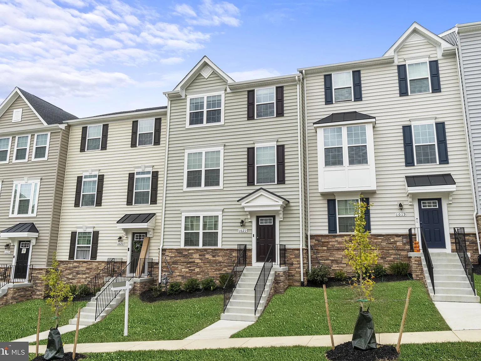 3 bed, 2.5 bath, 2332 sqft, $2,600 — Photo 1