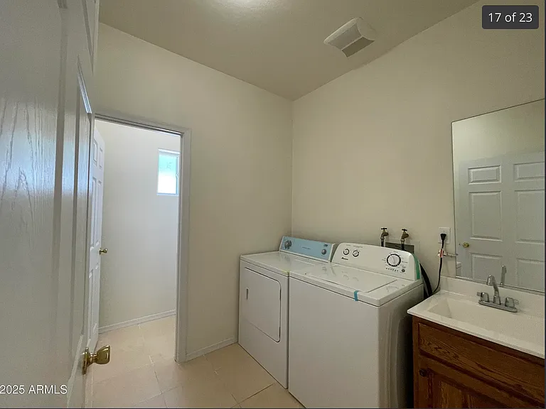 512 W Brown St — Photo 7