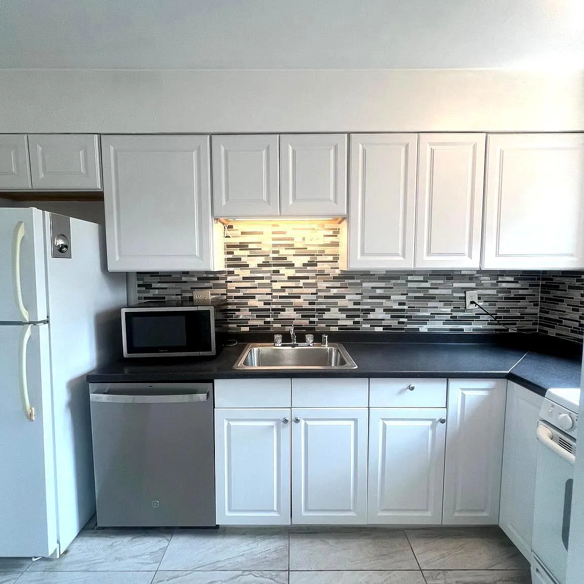 3 bed, 1000 sqft, $2,420 — Photo 2