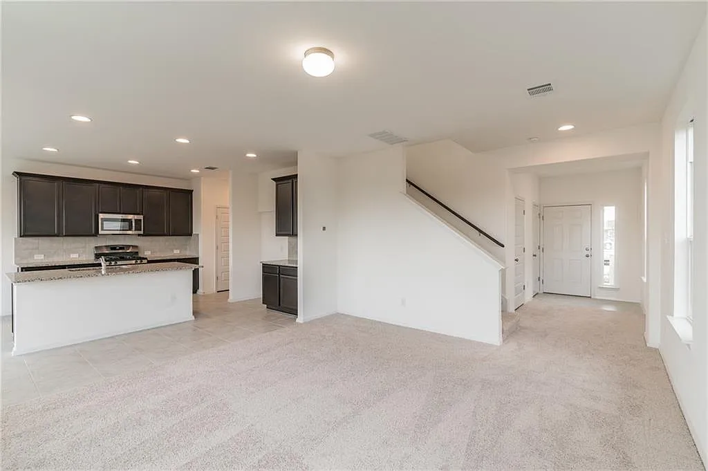 3 bed, 2.5 bath, 1796 sqft, $2,050 — Photo 3