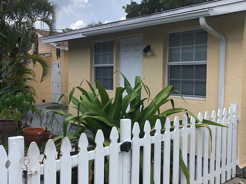Small fenced in yard - perfect for a dog