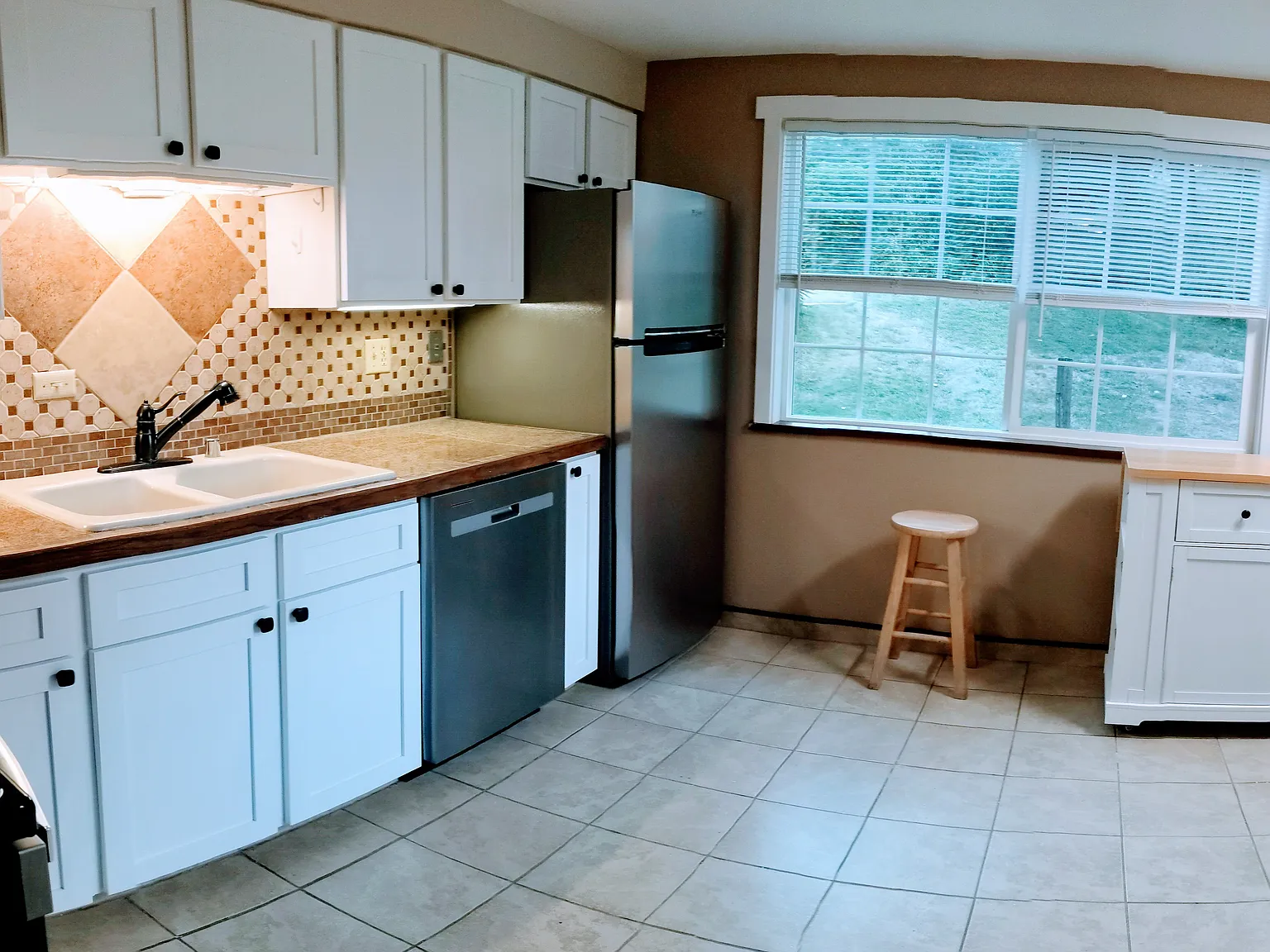 603 Sutton Ln — Photo 4