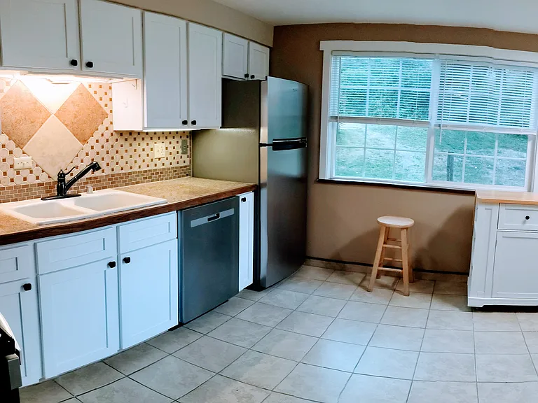 601 Sutton Ln — Photo 9
