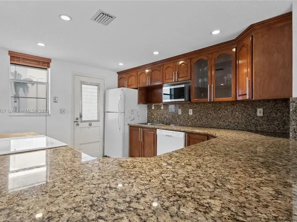 3030 Marcos Dr APT T203, Aventura, FL 33160