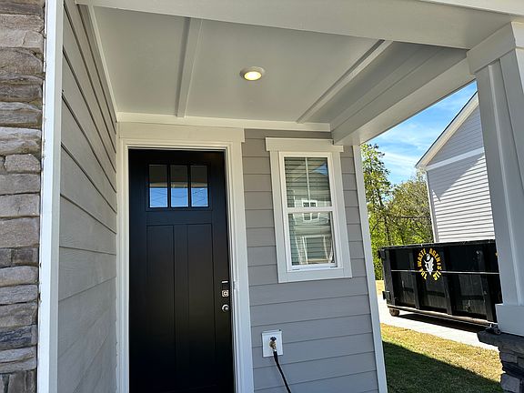 2nd image of 38 Woodsdale Pl SE
