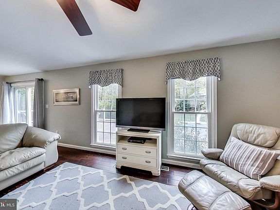 3rd image of 105 Amesbury Ct