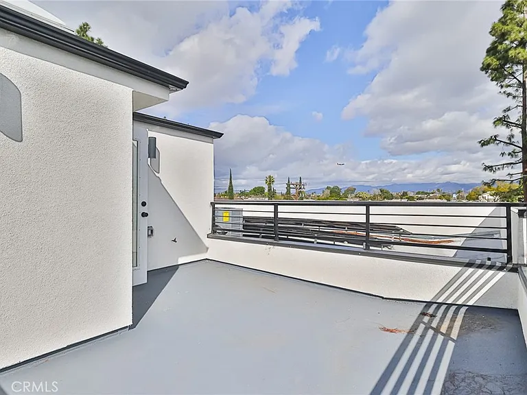 11810 Gilmore St — Photo 37