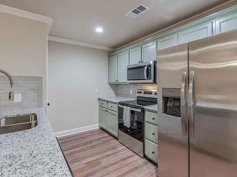 2208 N Hickory St — Photo 4