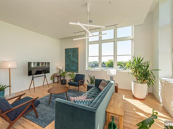 4th image of 280 Main St APT 406