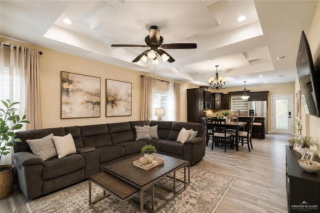 4 bed, 2.0 bath, 1720 sqft, $2,350 — Photo 3