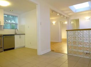 127 Lippincott St, Toronto, ON M5S2P2