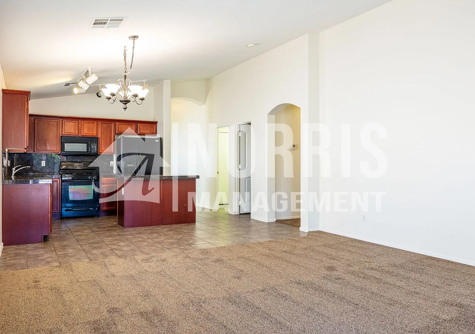 Beautiful Home with a Freshly Renovated Pool in Maricopa — Photo 4