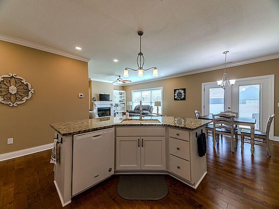 5th image of 220 Hunters Ridge Dr