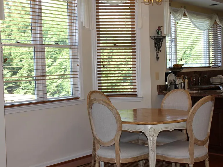 10006 Manor Pl — Photo 3