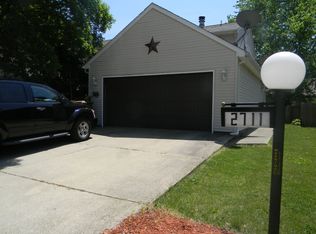 2711 Heritage Dr, Champaign, IL 61822