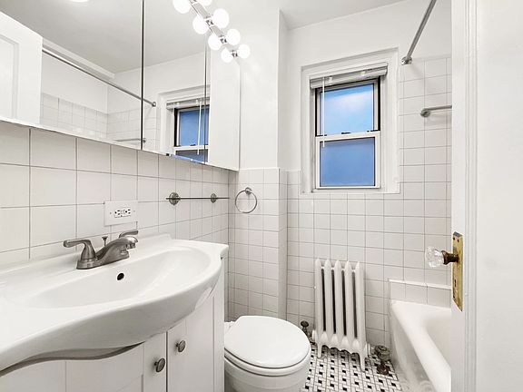 4th image of 155 E 49th St #8G