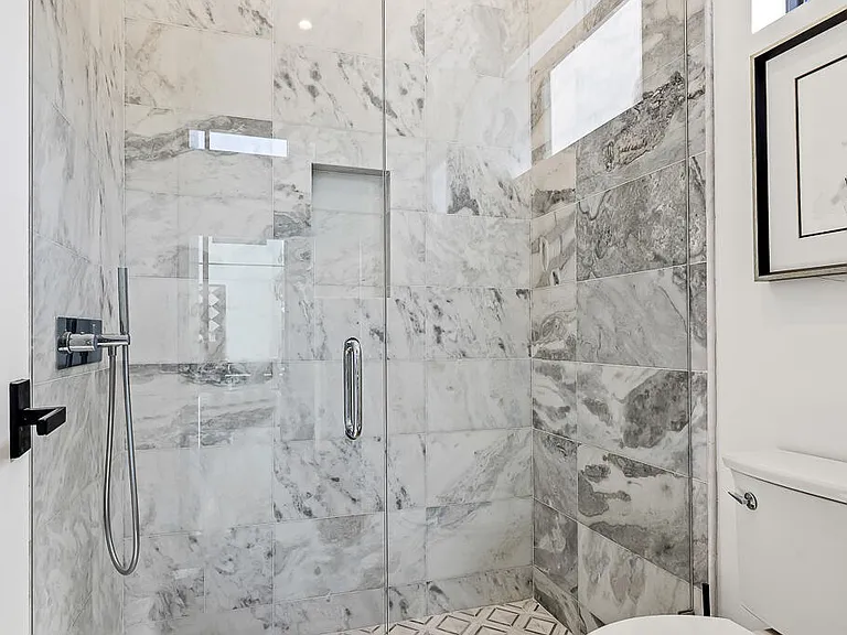 549 NE 10th Ave — Photo 38