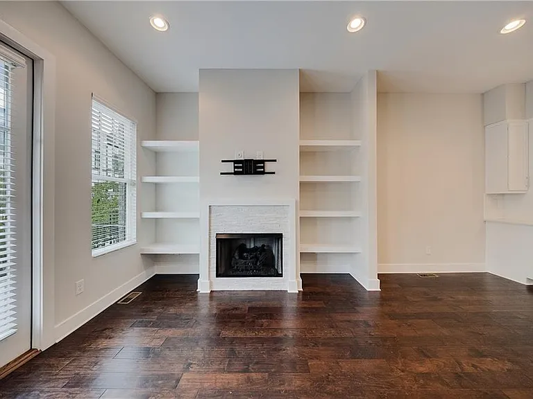 733 Taylor Ct NE — Photo 9