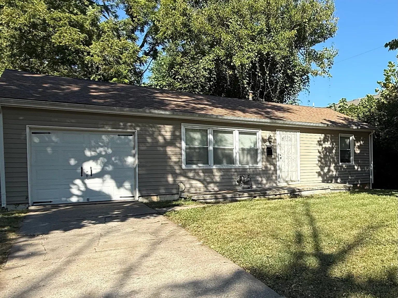 3 bed, 704 sqft, $1,661 — Photo 1