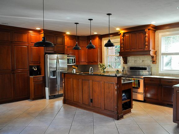 4th image of 277 Stonegate Dr