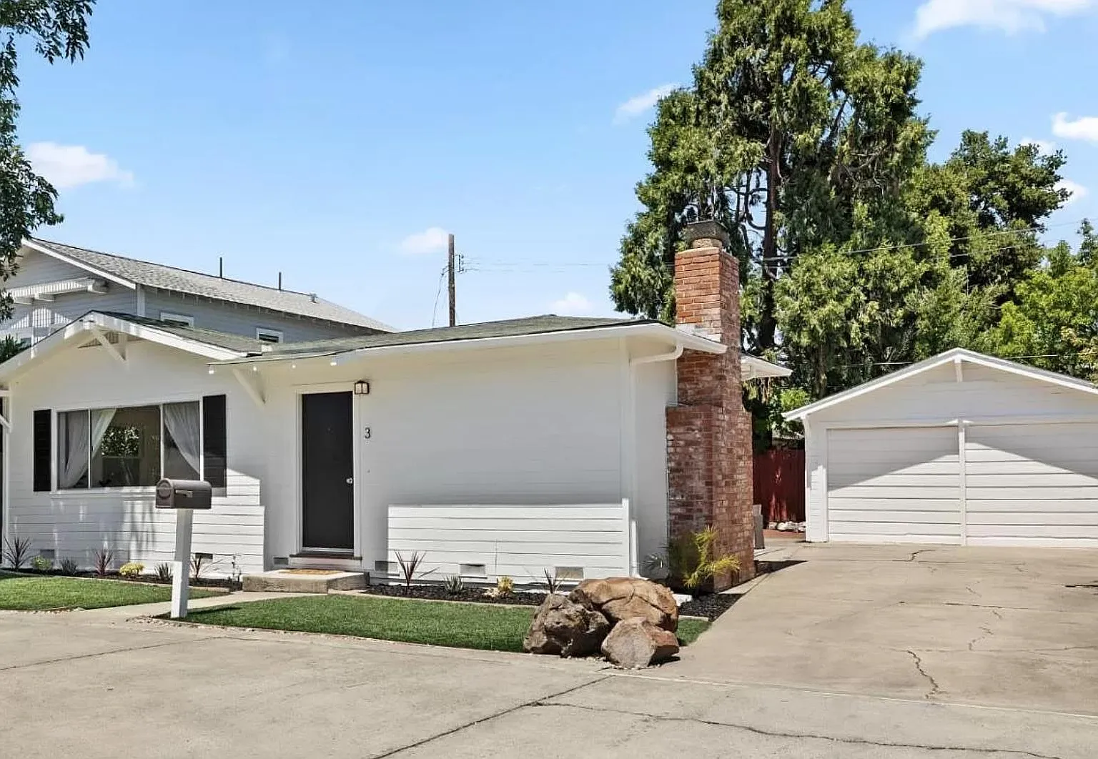3 bed, 1220 sqft, $4,300 — Photo 1