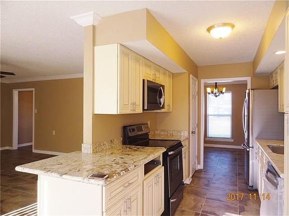 4th image of 2808 Cambridge Dr