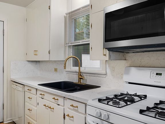 3rd image of 3108 College St SE