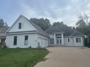 344 Toenjes Pl E, Maplewood, MN 55117