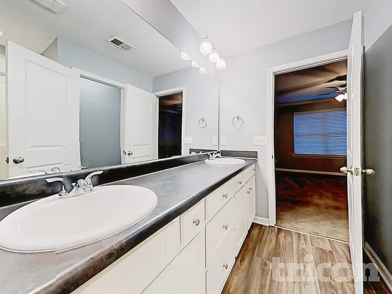 2271 Wentworth Park Dr — Photo 9