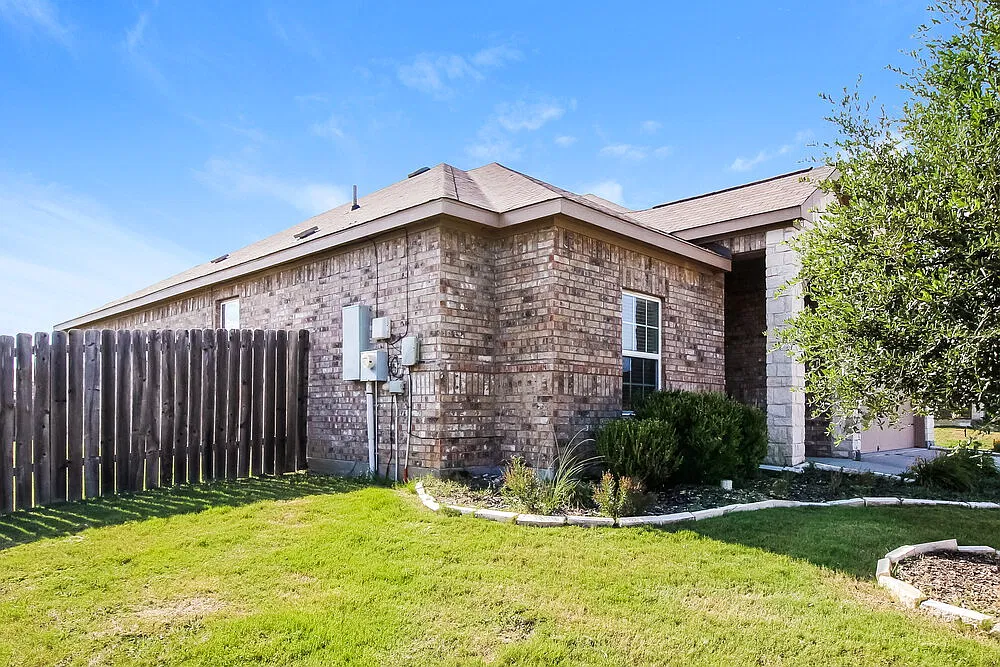 3 bed, 2.0 bath, 1533 sqft, $2,200 — Photo 3