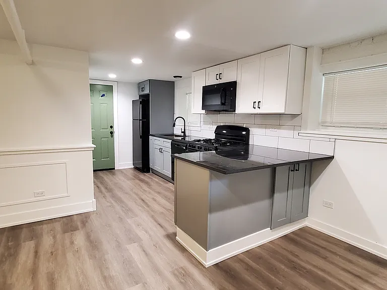 2226 W Argyle St #B1 — Photo 1