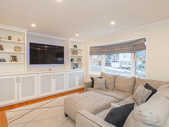 3rd image of 466 Franklin Ave