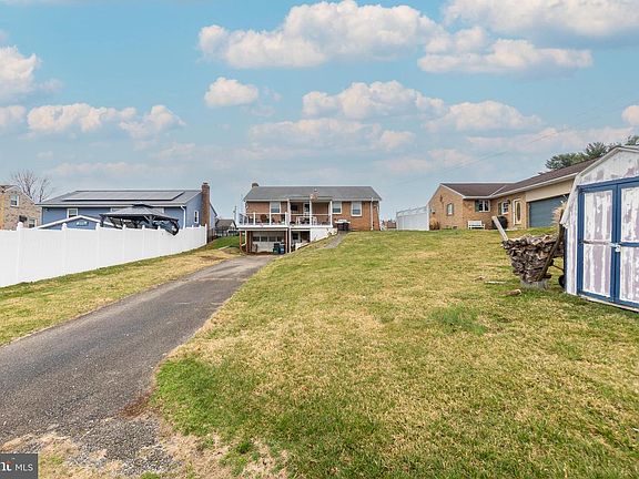 2nd image of 717 E Walnut St