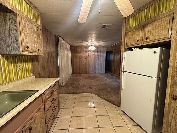 4th image of 421 Allen Way