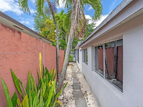 4th image of 6295 SW 29th St #1