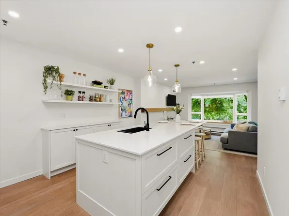 1925 W 2nd Ave Unit 207, Vancouver, BC V6J 1J2