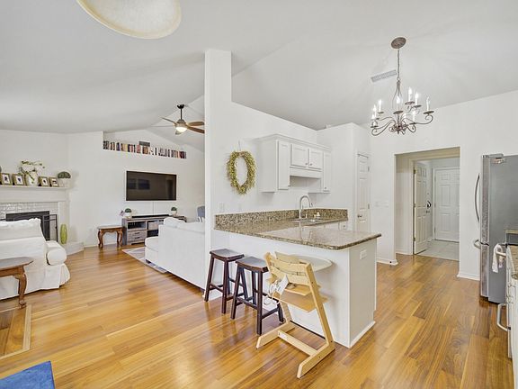 4th image of 346 Louise Cir