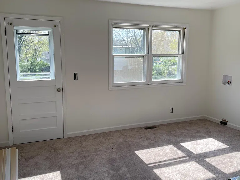 109 E Locust St — Photo 11