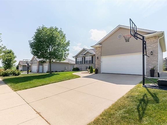 3rd image of 5511 Applewood Ln