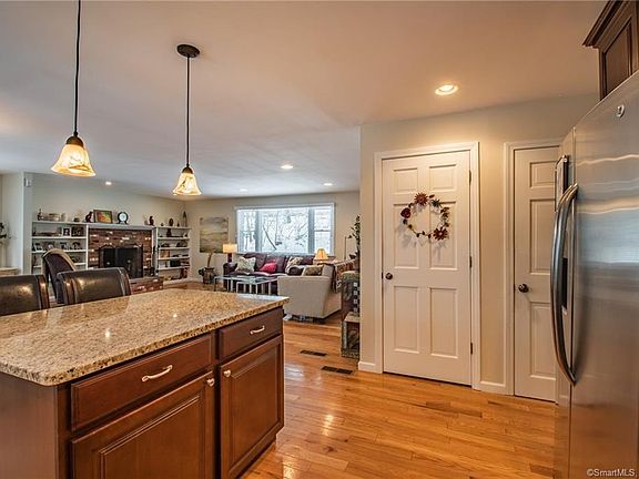 4th image of 40 Lakewood Cir N