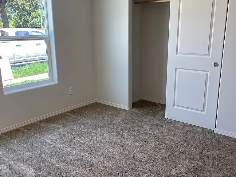 1608 Zoe Ave — Photo 4