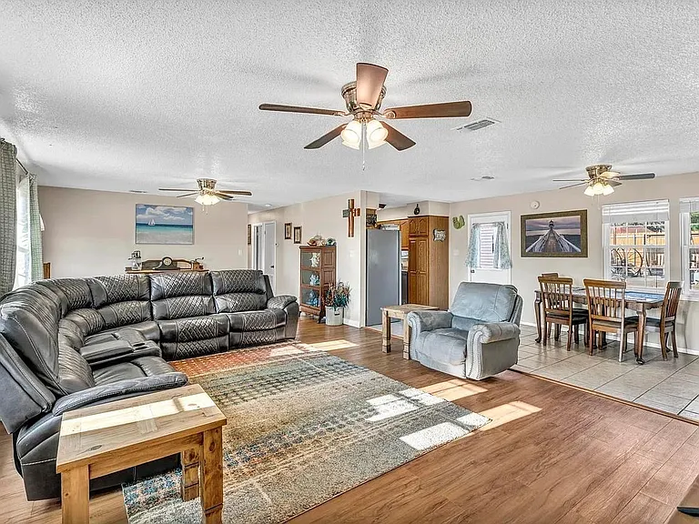 608 Oak Ln — Photo 2