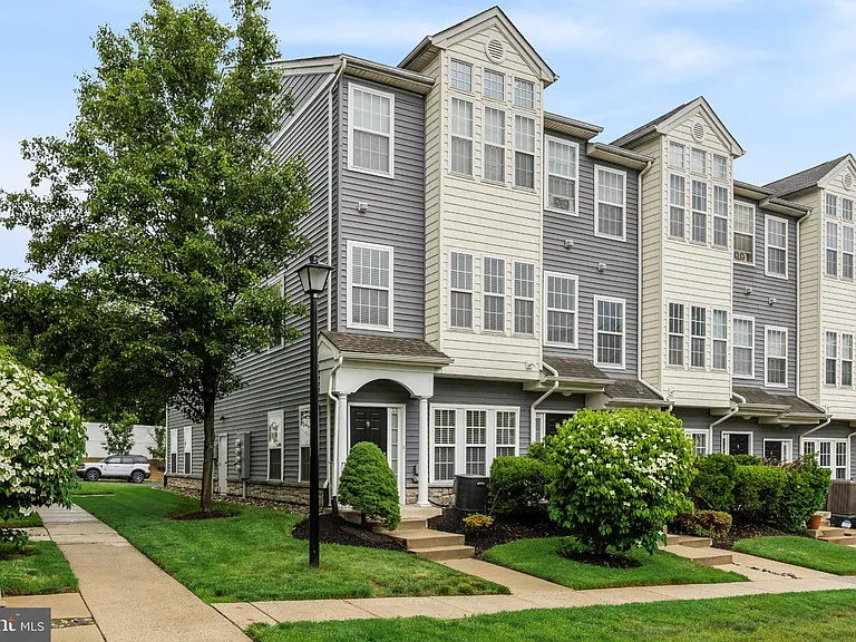 13 River Ln — Photo 2