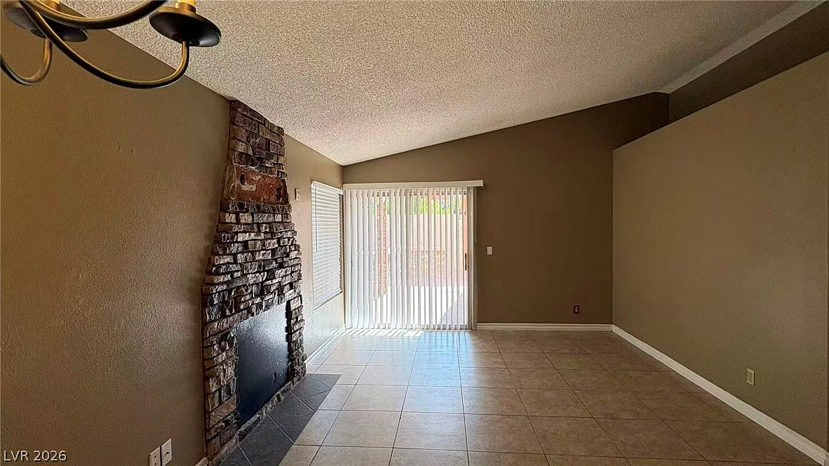 3 bed, 2.0 bath, 1125 sqft, $2,020 — Photo 4