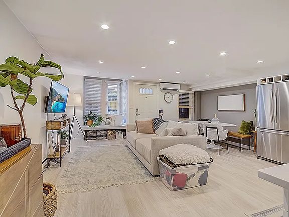 5th image of 152 6th St APT 1