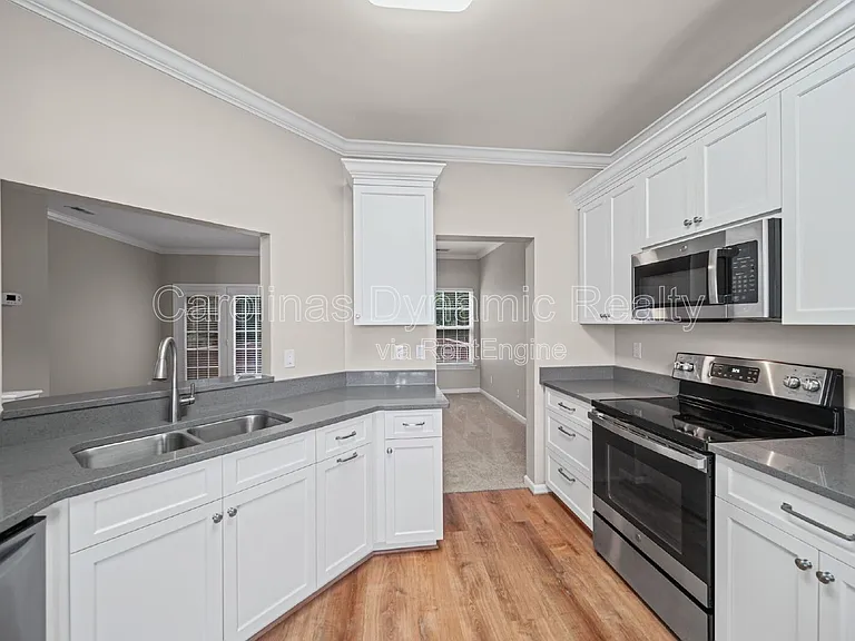 1526 Royal Auburn Ave — Photo 12